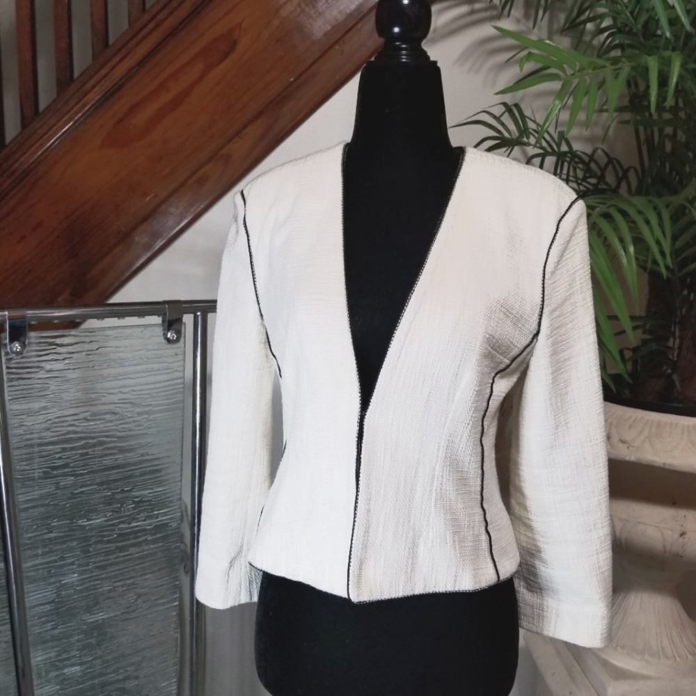 L'AGENCE 💯% Cotton Cropped Blazer 💯% Silk Trim. Size: 2.